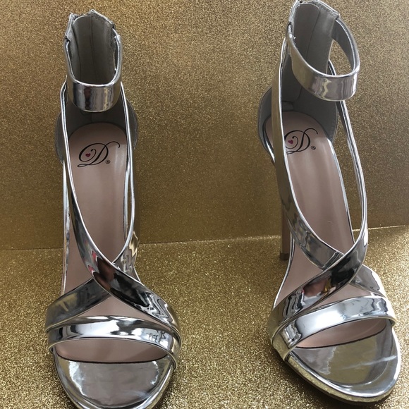 Silver heels - Picture 3 of 3